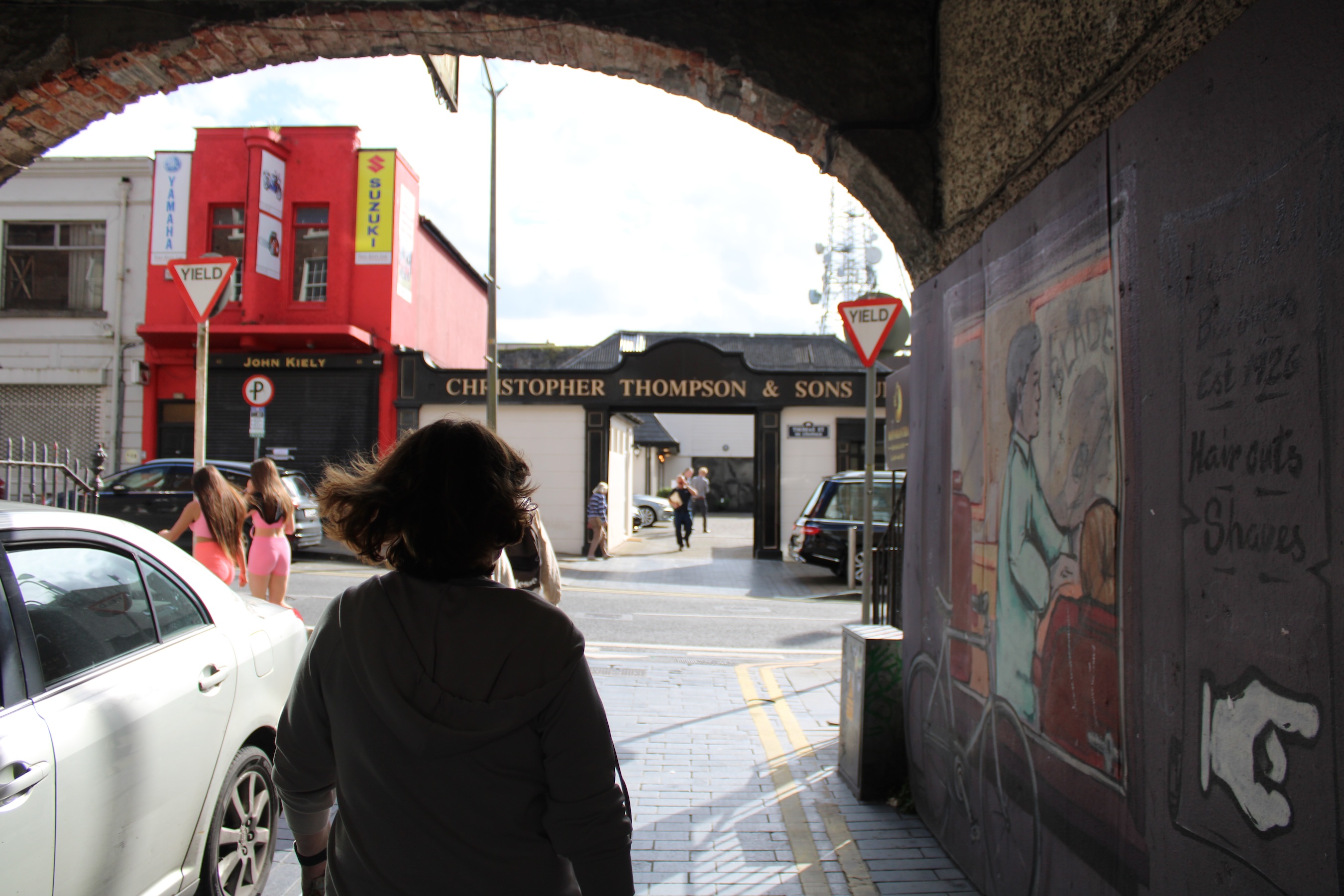 View through alleyway